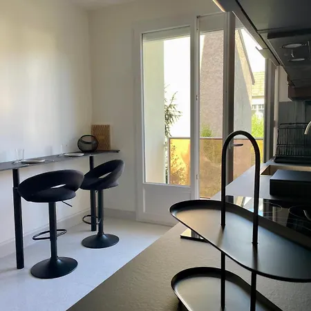 Mid Century - 3 Bedrooms - Parking - 6 People 아파트 디종